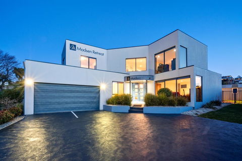 Madsen Retreat - Hotel Gold Coast 0