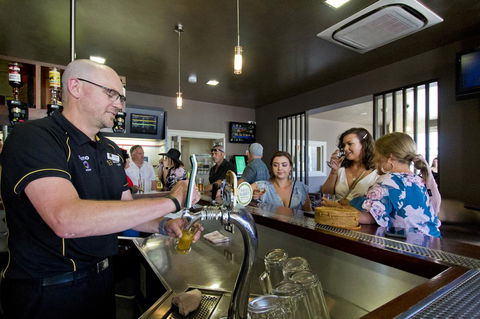 Deloraine Hotel - Hotel Gold Coast 12