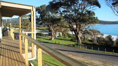 KINGFISHER COTTAGE Beachfront At The Binalong Bay - Hotel Gold Coast 8