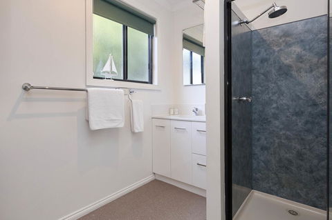 KINGFISHER COTTAGE Beachfront At The Binalong Bay - Hotel Gold Coast 2
