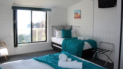KINGFISHER COTTAGE Beachfront At The Binalong Bay - Hotel Gold Coast 5
