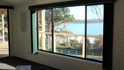 KINGFISHER COTTAGE Beachfront At The Binalong Bay - Hotel Gold Coast 13