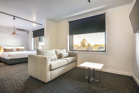 Nightcap At The Cheeky Squire - Hotel Gold Coast 18