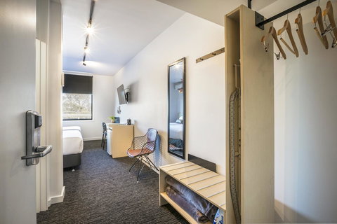 Nightcap At The Cheeky Squire - Hotel Gold Coast 3