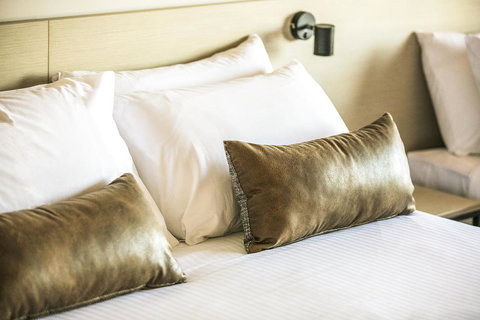 Nightcap At The Cheeky Squire - Hotel Gold Coast 12