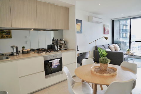 Pride Docklands Waterfront Apartment City View - Hotel Gold Coast 14