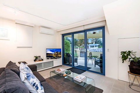 The Waterfront Apartment - Hotel Gold Coast 9
