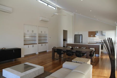 The Carnarvon Luxury Canal Home - Hotel Gold Coast 3