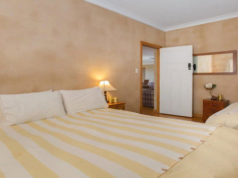 The Farmhouse - Grape Vines And Rolling Green Hills - Hotel Gold Coast 1