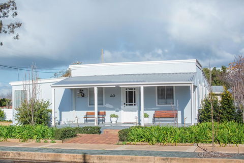 The Rested Guest 3 Bedroom Cottage West Wyalong - Hotel Gold Coast 0