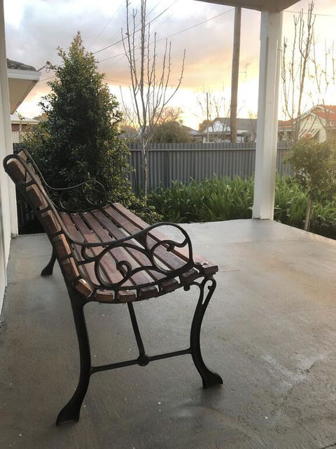 The Rested Guest 3 Bedroom Cottage West Wyalong - Hotel Gold Coast 2