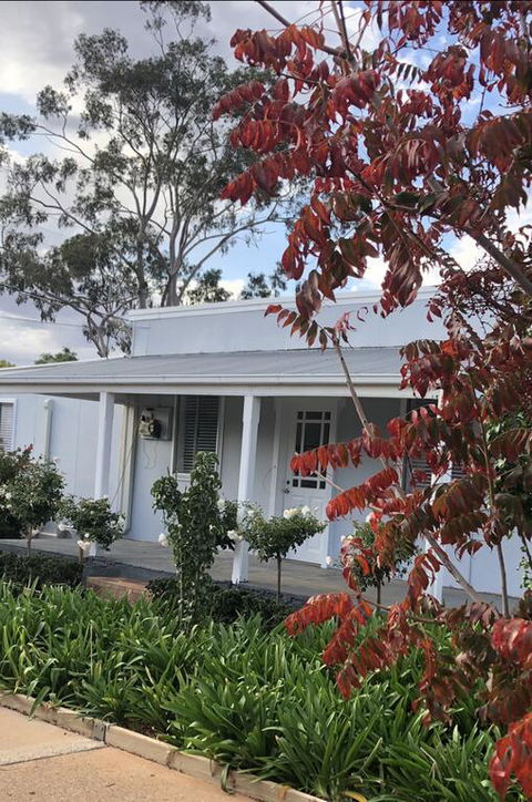 The Rested Guest 3 Bedroom Cottage West Wyalong - Hotel Gold Coast 3