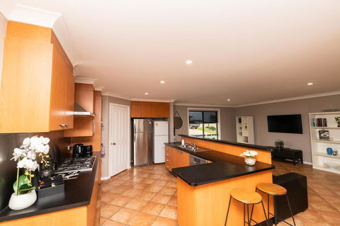 The Tinnock Entertainer Large & Comfy + Wifi - Hotel Gold Coast 3