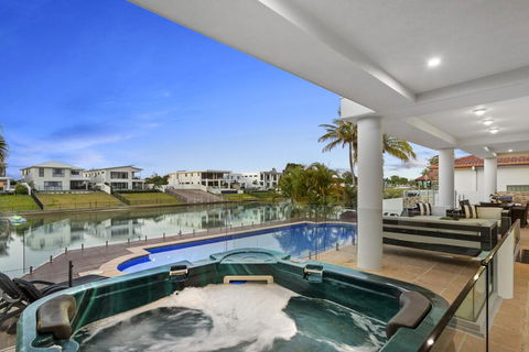 The White House GC Waterfront Home Cinema Jacuzzi Heated Pool - Hotel Gold Coast 3