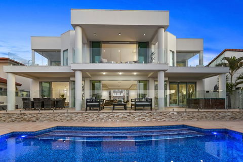 The White House GC Waterfront Home Cinema Jacuzzi Heated Pool - Hotel Gold Coast 2