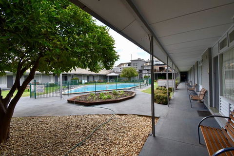 Townhouse Motel Cowra - Hotel Gold Coast 3
