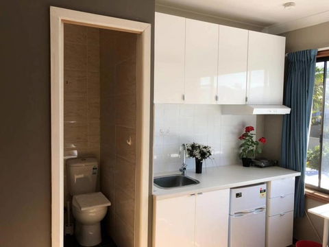 Traveler's Affordable Studio Unit (Beverly Hills) - Hotel Gold Coast 0