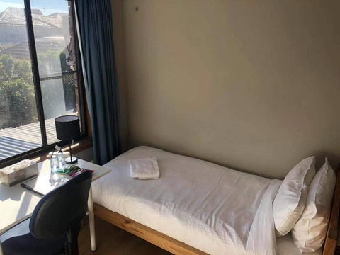 Traveler's Affordable Studio Unit (Beverly Hills) - Hotel Gold Coast 1