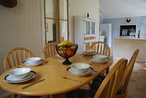 Twisted Gum Vineyard Cottage - Hotel Gold Coast 3