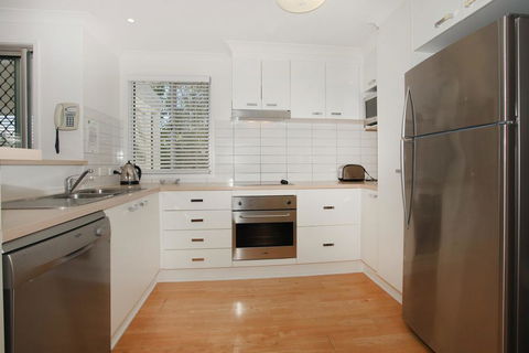 Unit 4, Marcoola Sands, 47 Petrie Avenue Marcoola, 300 BOND, LINEN SUPPLIED - Hotel Gold Coast 2