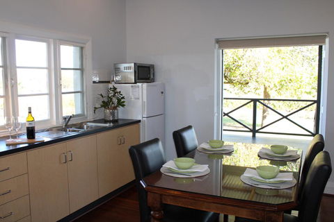 Upper Reach Spa Cottage - Hotel Gold Coast 3