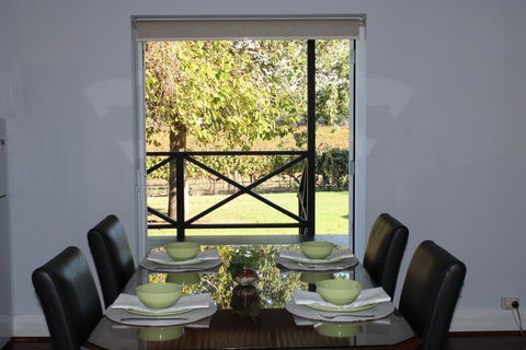Upper Reach Spa Cottage - Hotel Gold Coast 2