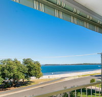 VIEWS VIEWS VIEWS Front Top Floor Waterfront Unit - Chnook Apartments South Esp Bongaree - Hotel Gold Coast