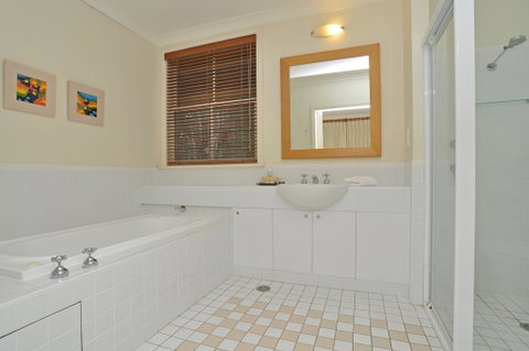 Villa Spa Executive 1br Burgundy Resort Condo Located Within Cypress Lakes Resort (nothing Is More Central) - Hotel Gold Coast 3