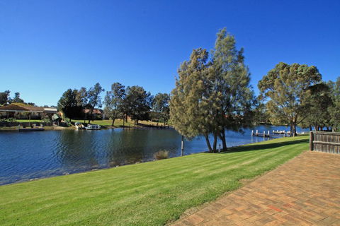 Waterfront Getaway In Sussex - Hotel Gold Coast 2