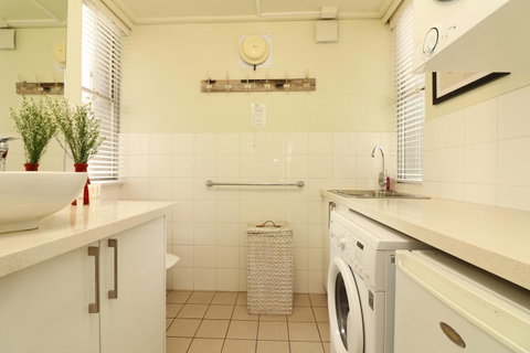 Colour Pop Fitzroy - 3 Bedroom Pet Friendly - Hotel Gold Coast 18