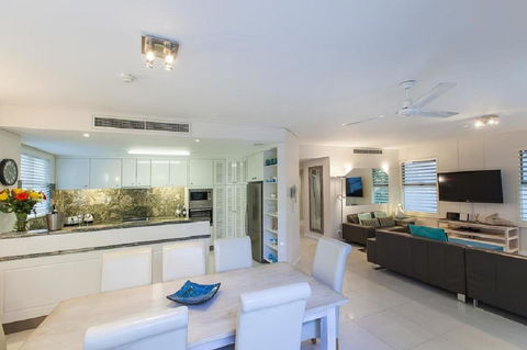 Emerald Noosa - Hotel Gold Coast 9