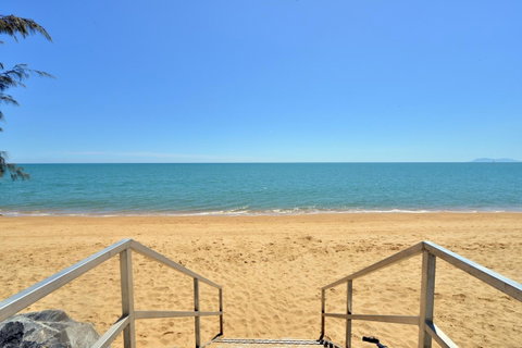 Bellevue At Trinity Beach - Hotel Gold Coast 10