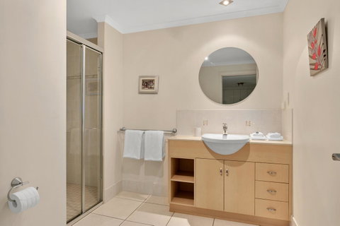 Bellevue At Trinity Beach - Hotel Gold Coast 2