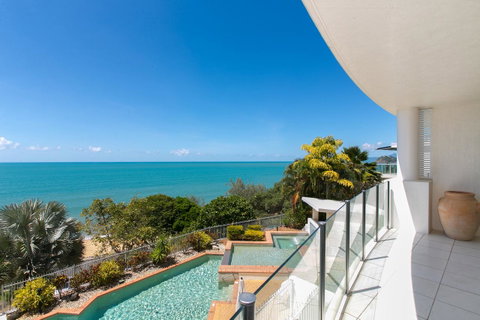 Bellevue At Trinity Beach - Hotel Gold Coast 1