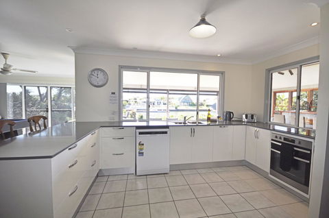 Bribie Island Canal Holiday Destination! - Hotel Gold Coast 5
