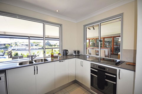 Bribie Island Canal Holiday Destination! - Hotel Gold Coast 4