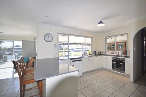 Bribie Island Canal Holiday Destination! - Hotel Gold Coast 6