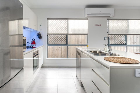 Blue Lagoon Villa A - Hotel Gold Coast 10