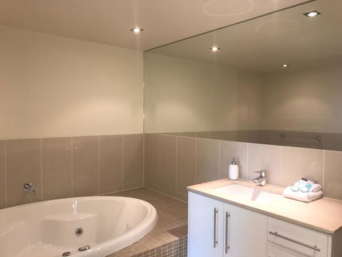 Proximity Waterfront Apartments - Hotel Gold Coast 12