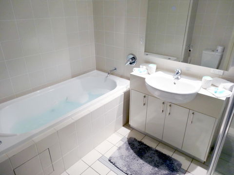 Waterfront Resort Villa With Buggy - Hotel Gold Coast 10