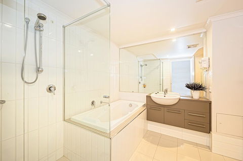 On The Bay Apartments - Hotel Gold Coast 16