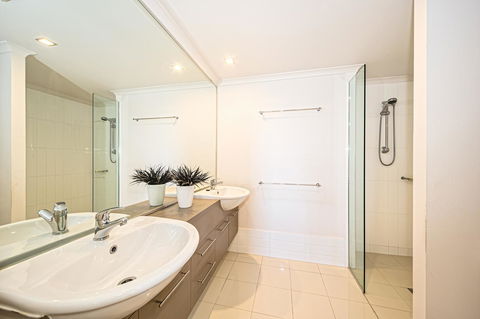 On The Bay Apartments - Hotel Gold Coast 18