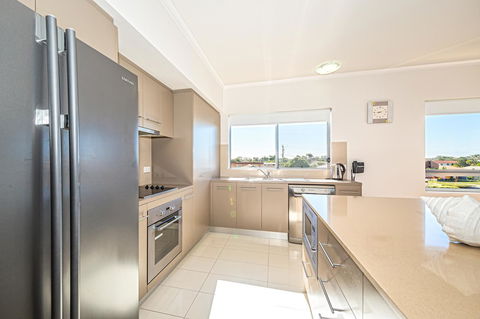 On The Bay Apartments - Hotel Gold Coast 3