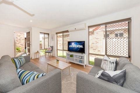 Waterfront Theme Park Getaway - Hotel Gold Coast 1