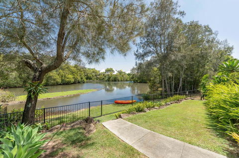 Waterfront Theme Park Getaway - Hotel Gold Coast 20