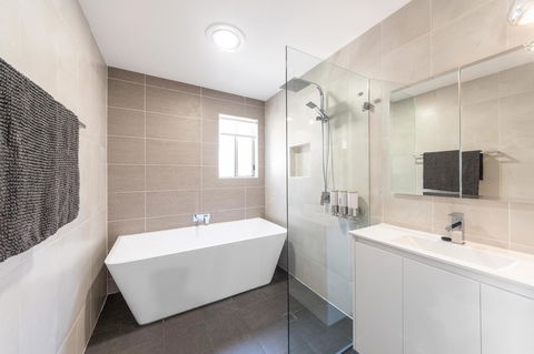 Waterfront Theme Park Getaway - Hotel Gold Coast 11