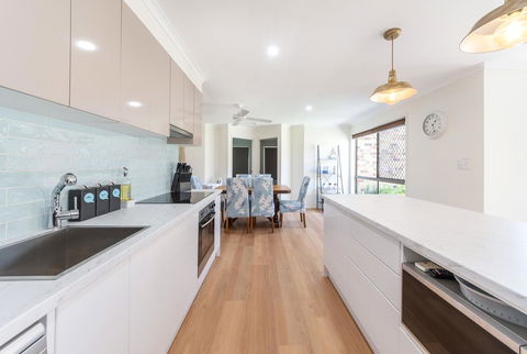 Waterfront Theme Park Getaway - Hotel Gold Coast 4