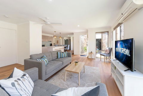 Waterfront Theme Park Getaway - Hotel Gold Coast 3