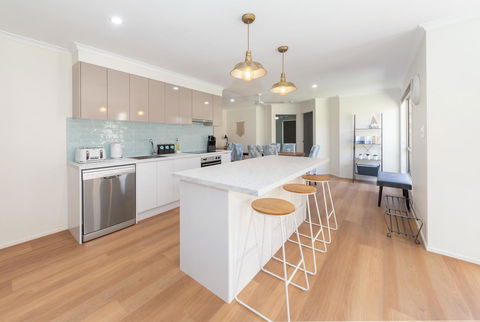 Waterfront Theme Park Getaway - Hotel Gold Coast 0