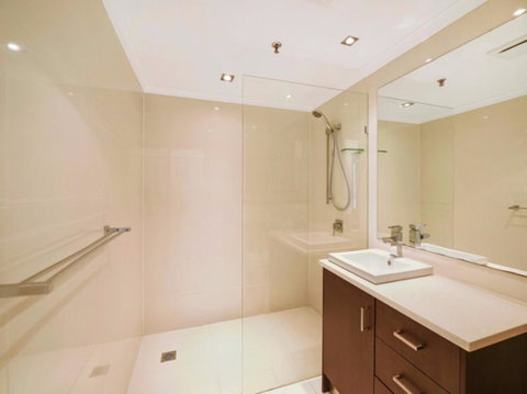 Excluza - Hotel Gold Coast 1